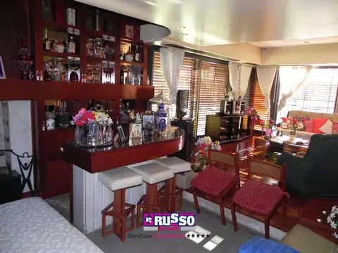 Casa en Alquiler con 4 cocheras