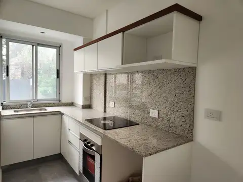 Departamento de 2 ambientes con balcón. Amplio y luminoso. Con balcón y patio. En impecable estado.-