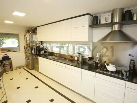 Casa 5 ambientes con 4 baños