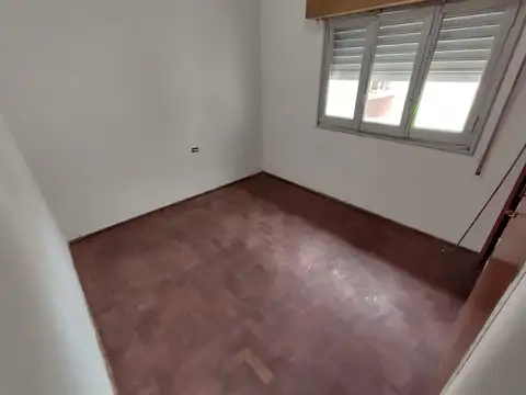 CASA 2 DORMITORIOS EXCELENTE UBICACION. BUEN PATIO