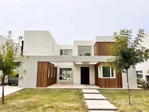 Casa al agua en Santa Ana