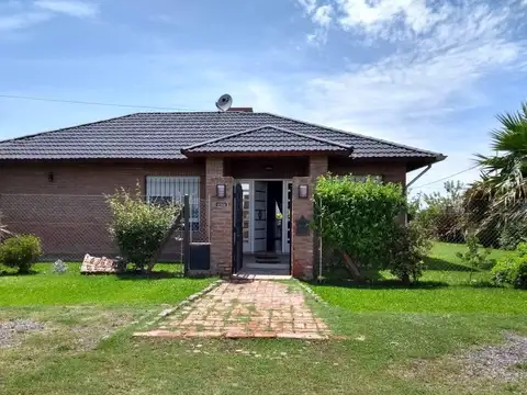 Hermoso Chalet en venta - 3 dormitorios - pileta - quincho - Punta Chacra Roldan