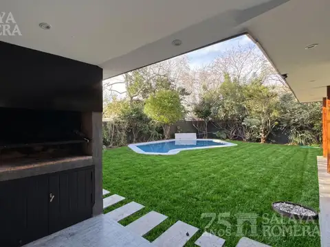 Casa en Venta con 3 cocheras