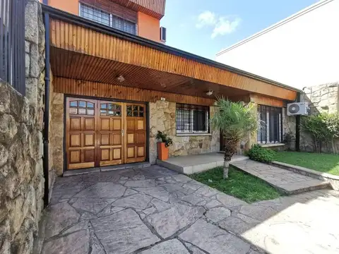Casa  5 ambientes - Castelar Norte