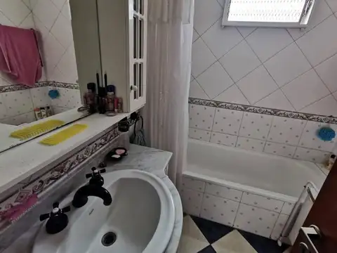 Casa  5 ambientes - Castelar Norte