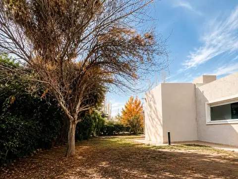 Alquiler Casa La Zagala - Neuquen | 6 Amb. en Planta Baja con Jardin