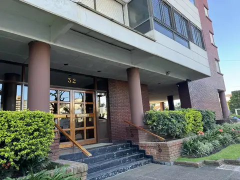 Muy buen departamento de tres ambientes con cochera en alquiler ubicado en Martínez.