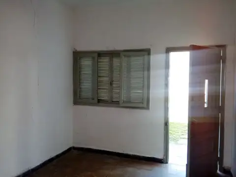 Casa de 2 dormitorios, Darregueira 783 a reciclar, a metrors Avenida Sorrento.