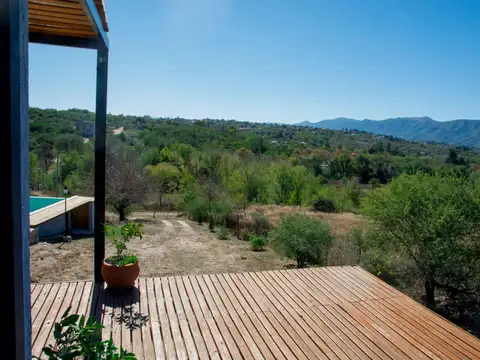 CASA MODERNA SIQUIMAN.PILETA.VISTA A LAS SIERRAS
