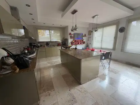 Casa 15 ambientes con 3 baños