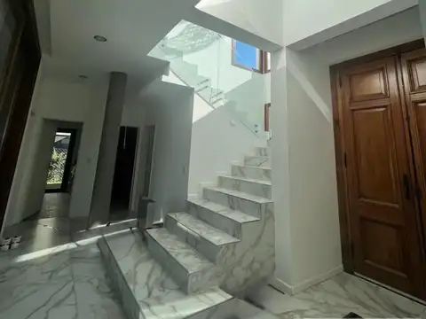 Casa en Venta con 6 cocheras