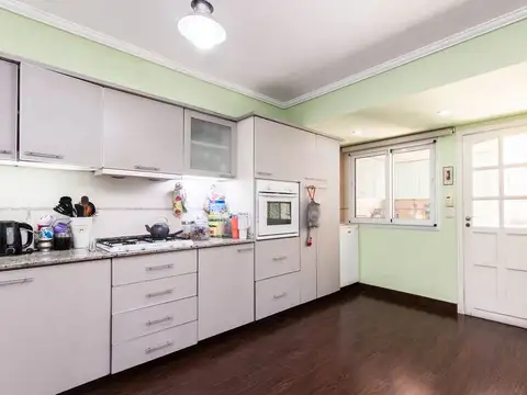 Casa 9 ambientes con 5 baños