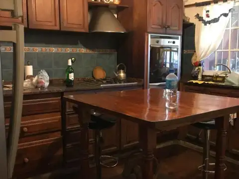 chalet en bernal - 3 dormitorios -  amplio garage