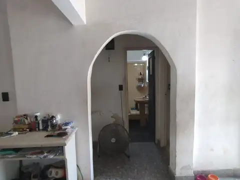 Casa a refaccionar en Morón con garaje y galpón