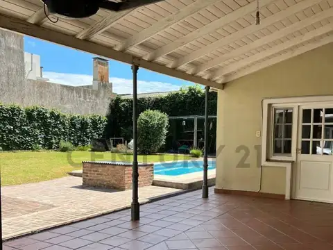 Casa 10 ambientes con 4 baños
