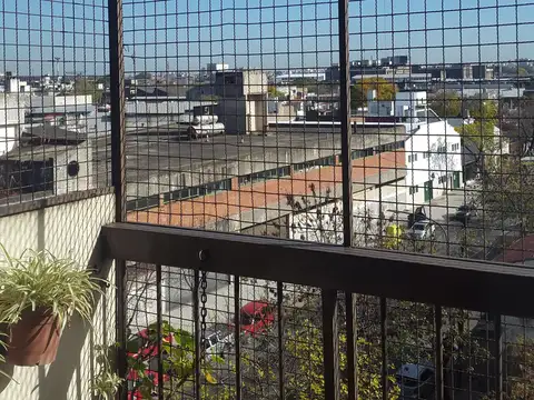Departamento 4 ambiente con balcón a la calle