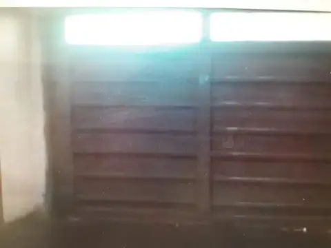 CASA EN VENTA DE 5 AMBIENTES EN POMPEYA, GARAGE, 2 LOCALES