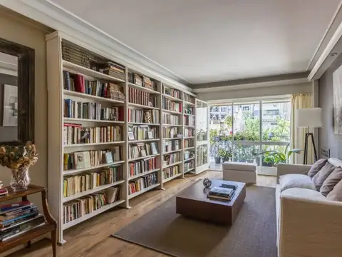 Departamento de 4 ambientes con dependencia, guardacoche y baulera