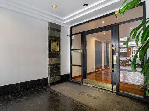 Venta departamento Dos ambientes con Patio y cochera Las Cañitas.