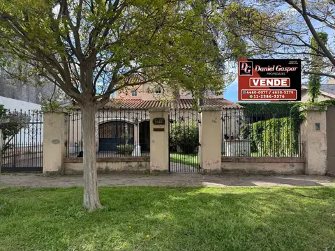 VENTA – GRAN CASA 5 AMBIENTES CON PISCINA – FONDO LIBRE