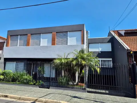 EXCLUSIVA Y MODERNA CASA