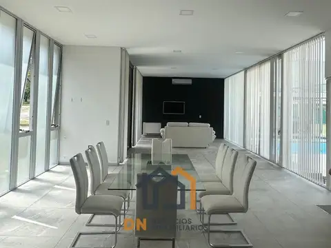 Casa en Alquiler con 4 cocheras