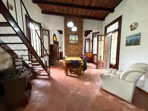 Casa 6 ambientes con 2 baños