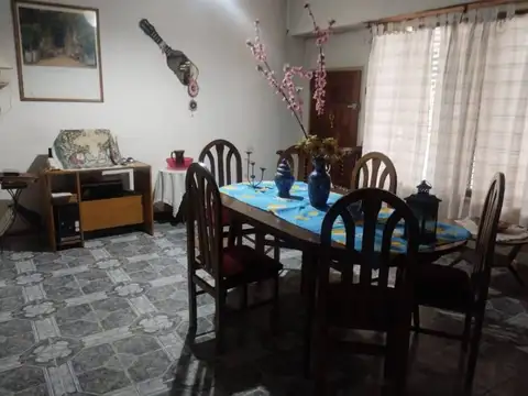 CASA EN LOTE PROPIO MULTIFAMILIAR, CON DOS LOCALES, Cosquin y Battle y Ordoñez - Villa Lugano