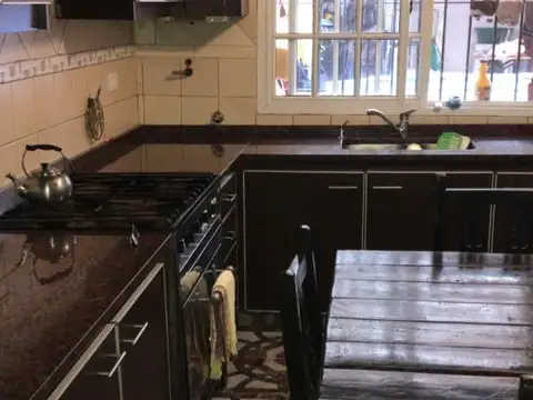 Muy linda Casa Triplex en V. Celina. 4 Amb. Bo. Cerrado