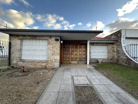 Casa 4 ambientes con verde y quincho