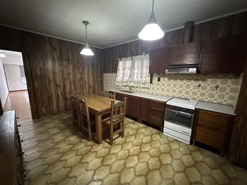 Casa en Alquiler con 2 cocheras