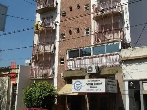 DEPARTAMENTO 3 AMBIENTES AL FRENTE CON COCHERA.APTO PROFESIO
