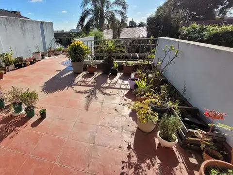 Casa 5 ambientes con quincho y parque en Venta - Morón