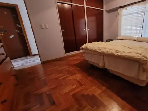 Casa 5 ambientes con quincho y parque en Venta - Morón