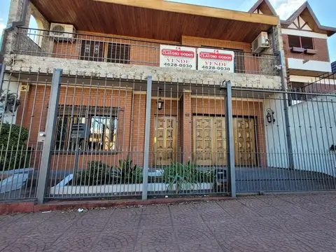 Casa 5 ambientes con quincho y parque en Venta - Morón