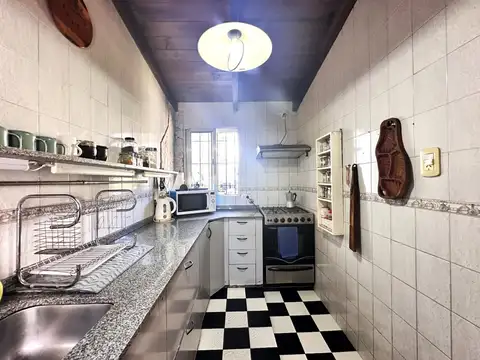 Casa de pasillo único de 3 dormitorios en venta en Biedma 400