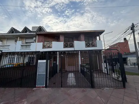 Alquiler triplex 4 ambientes con cochera, jardín y terraza en Ramos Mejía Sur.