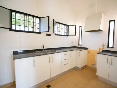 Casa 5 ambientes con 2 baños