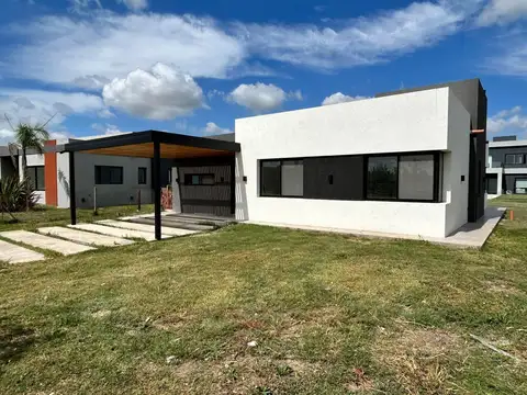 Casa a estrenar en venta Barrio San Felipe, 4 Ambientes