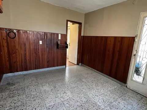 Casa 3 ambientes con garage y patio en Venta- Morón