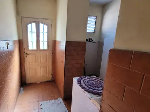 Casa 3 ambientes con garage y patio en Venta- Morón