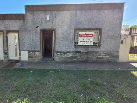 Casa 3 ambientes con garage y patio en Venta- Morón