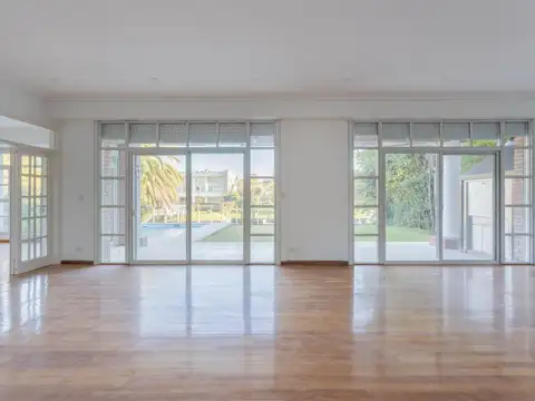 Casa en Alquiler con 4 cocheras