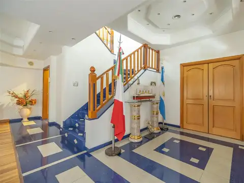 Casa en Venta con 9 cocheras