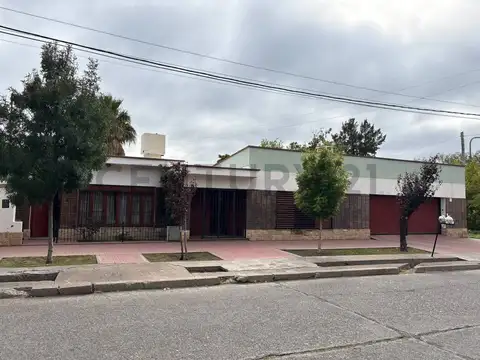 Casa 10 ambientes con 4 baños