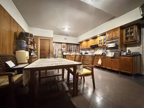VENTA CASA 5 AMBIENTES C/PARQUE, QUINCHO + PLAYROOM C/ DEPENDENCIA DE SERVICIO Y COCHERA DOBLE