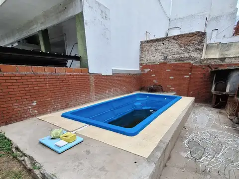 Casa cinco ambientes con pileta en venta en Ramos Mejia