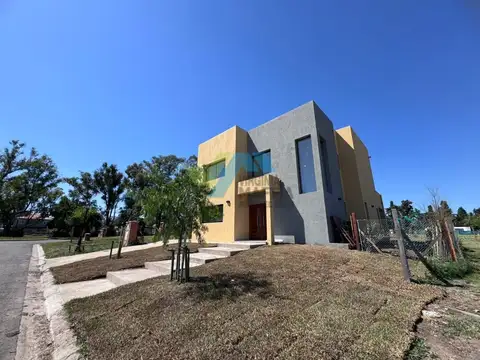 Venta de casa en dos plantas con pileta - SANTA SOFIA PILAR DEL ESTE