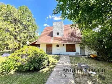 Casa 5 ambientes con 3 baños