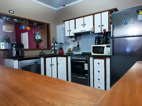 Casa 6 ambientes con 2 baños